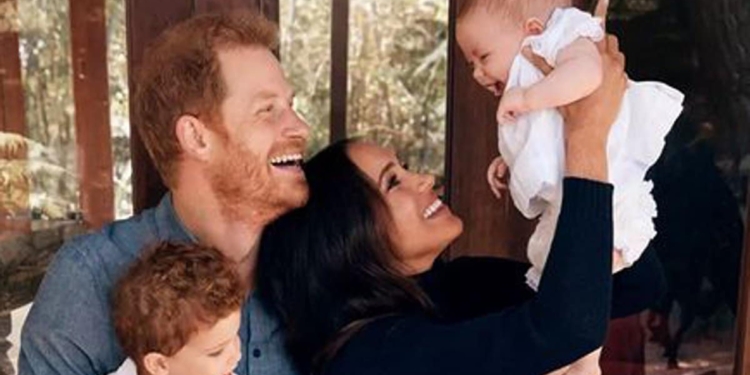 first photo of meghan markle and prince harry 39 s daughter lilibet released