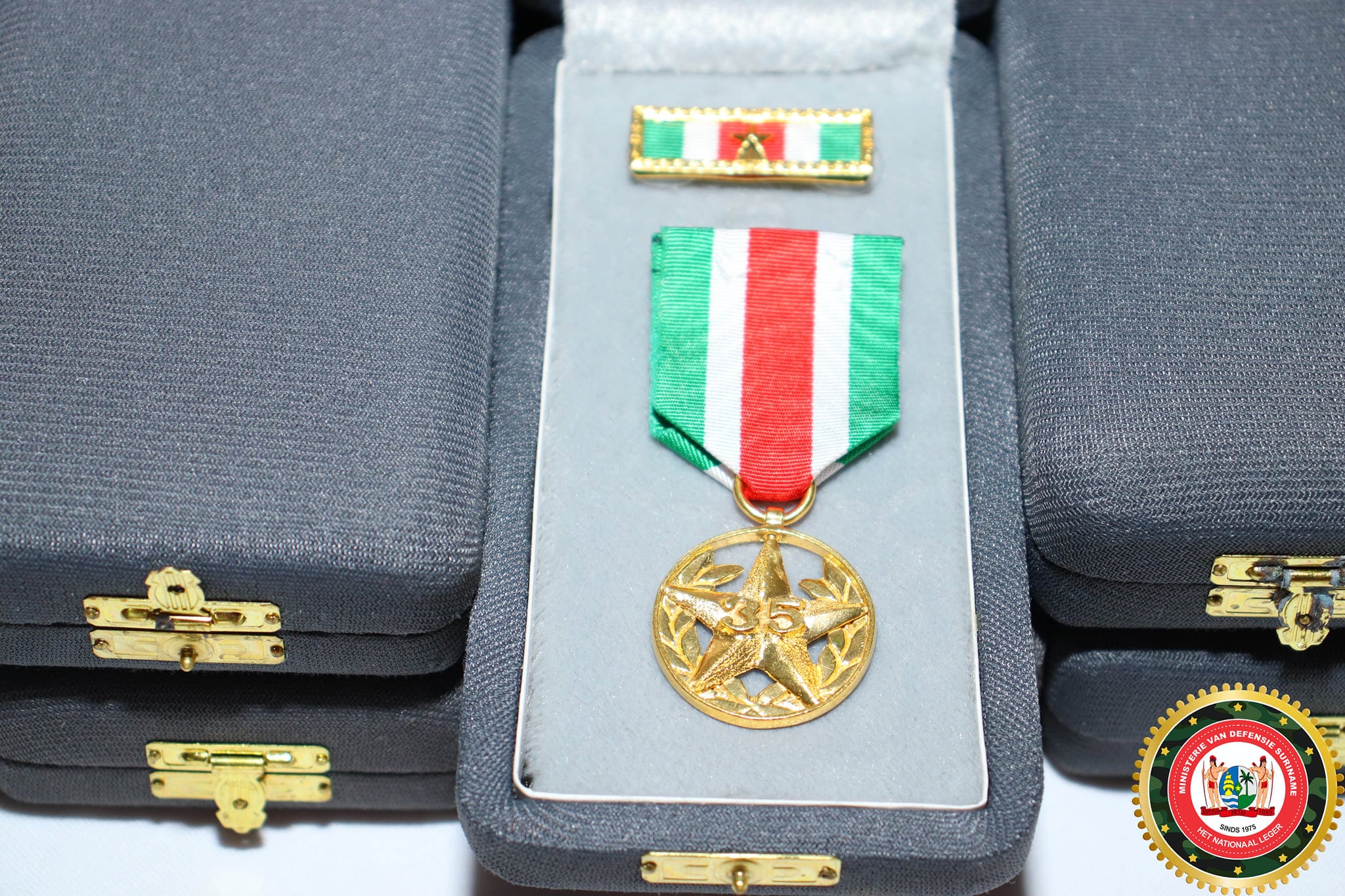Gouden medaille voor 25 jaar trouwe dienst militairen