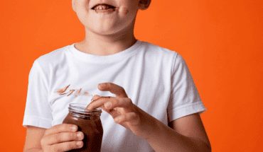 jongen dik eten chocopasta | GFC Nieuws