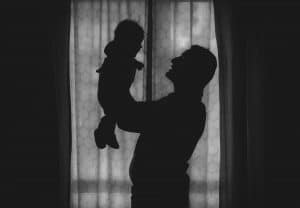Mannenhater tot de orde geroepen na denigrerende opmerkingen over vaders van kinderen 1 kind baby vader man | GFC Nieuws