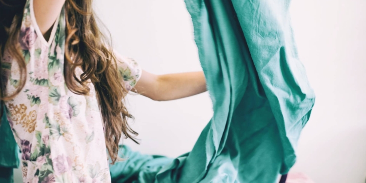 vrouw bed schoonmaakster dienstmeisje