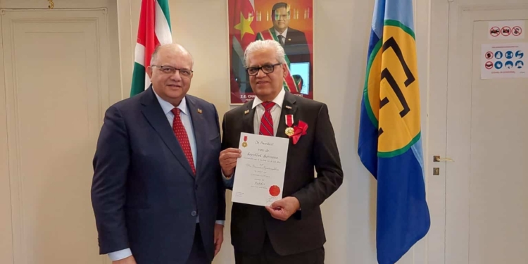 Ambassadeur Rajindre Khargi en mr. drs. Sekhar Bissessur