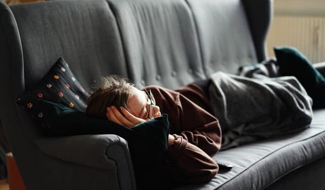 vrouw liggen bank tv kijken