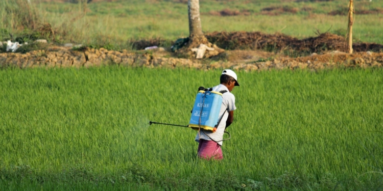 pesticide spuiten bespoten gif vergif malathion