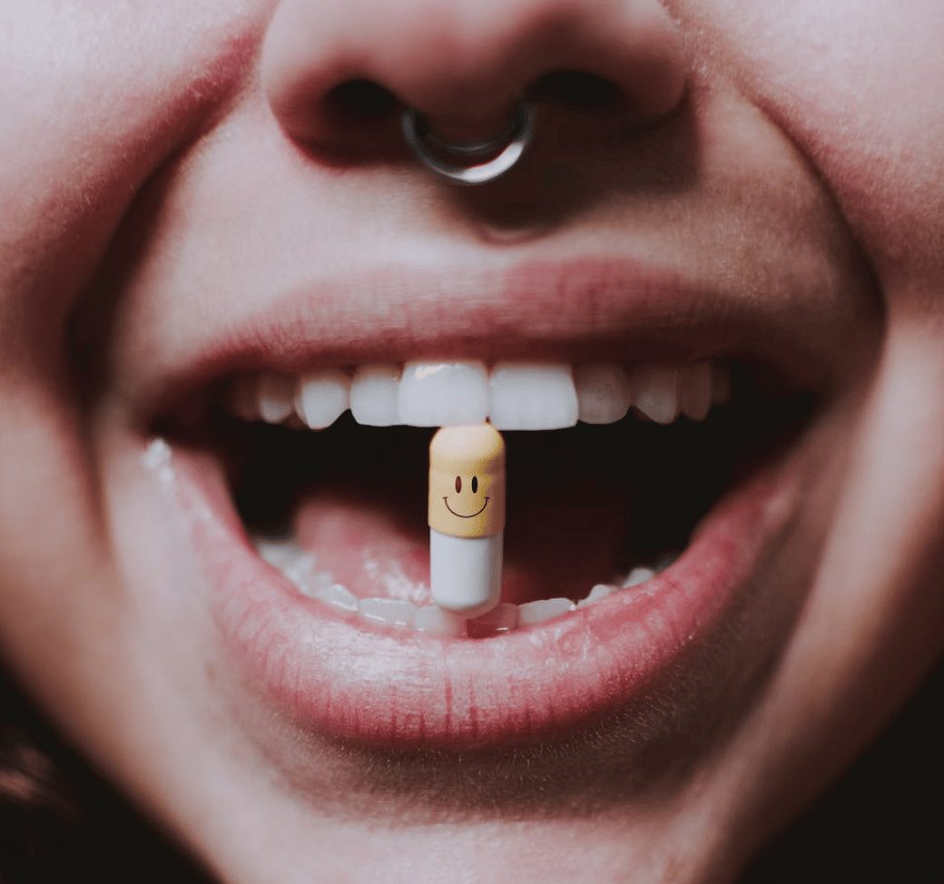 tablet vrouw medicijn capsule