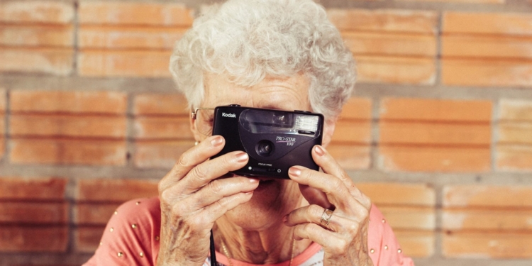 vrouw oud bejaard oma