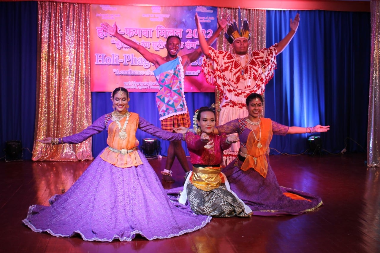 Indiase ambassade viert Phagwa-feest met als thema ‘samenvloeiing van kleuren met Suriname’