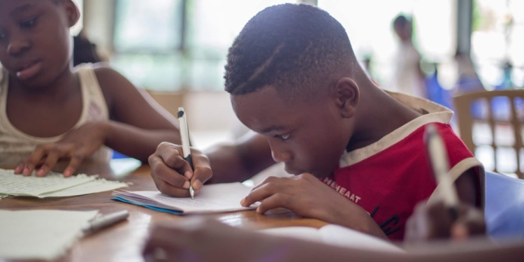 jongen school huiswerk leren kind schrijven