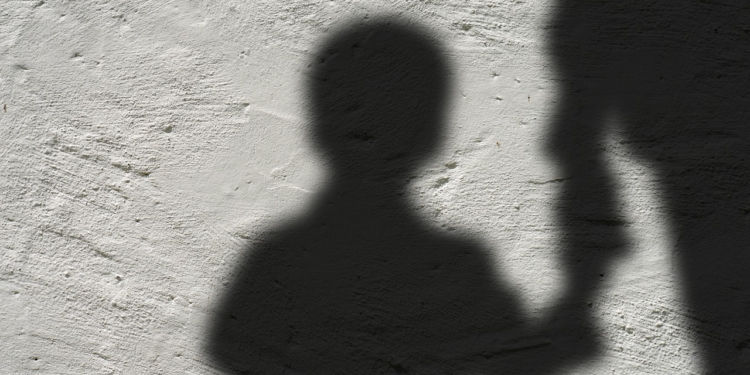 misbruik mishandeling man kind jongen meisje