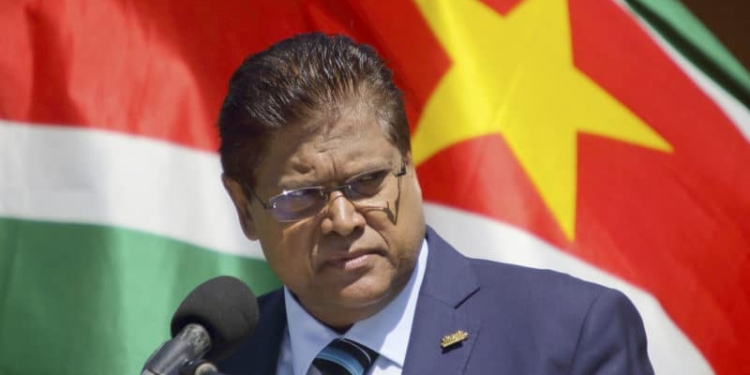 santokhi surinaamse vlag suriname