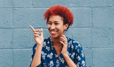 vrouw zwart lachen