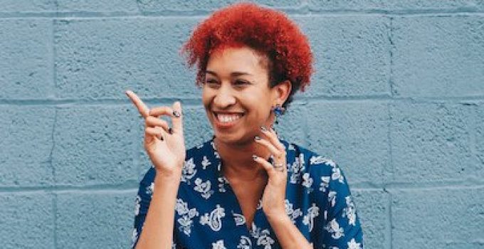 Oude Surinaamse vrouw in Nederland wordt hard uitgelachen op postkantoor na bizarre blunder