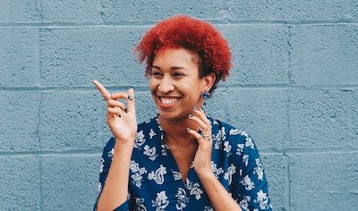vrouw zwart lachen