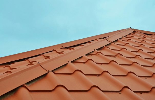 Man vluchtte het dak op in zijn onderbroek toen het arrestatieteam zijn woning binnendrong