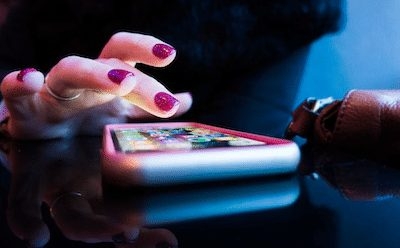meisje vrouw telefoon