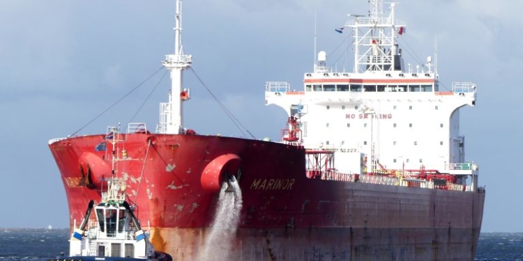sunny liger schip met russschie olie