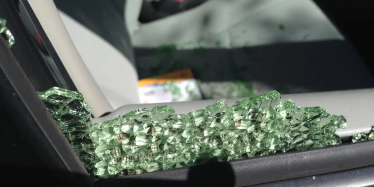 autoruit ingeslagen inbraak auto