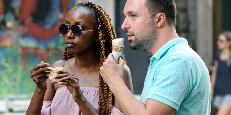 man vrouw koppel stel relatie interraciaal zwart blank wit eten