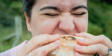 vrouw dik eten