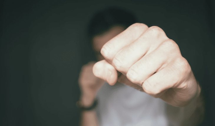 vuist man woest boos mishandeling slaan woede