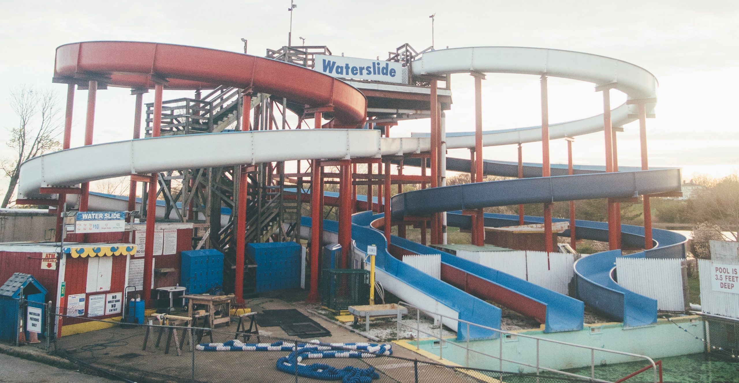 Waterglijbaan van 10 meter hoog stort in