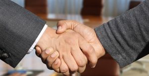 Kuldipsingh benadrukt belang bevorderen ondernemersklimaat tijdens Doing Business Seminar 3 handenschudden business zaken | GFC Nieuws