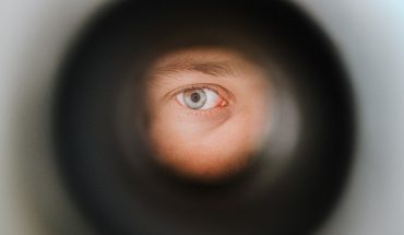 kijken oog gat geheim man | GFC