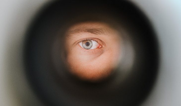 kijken oog gat geheim man | GFC