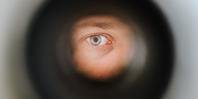kijken oog gat geheim man