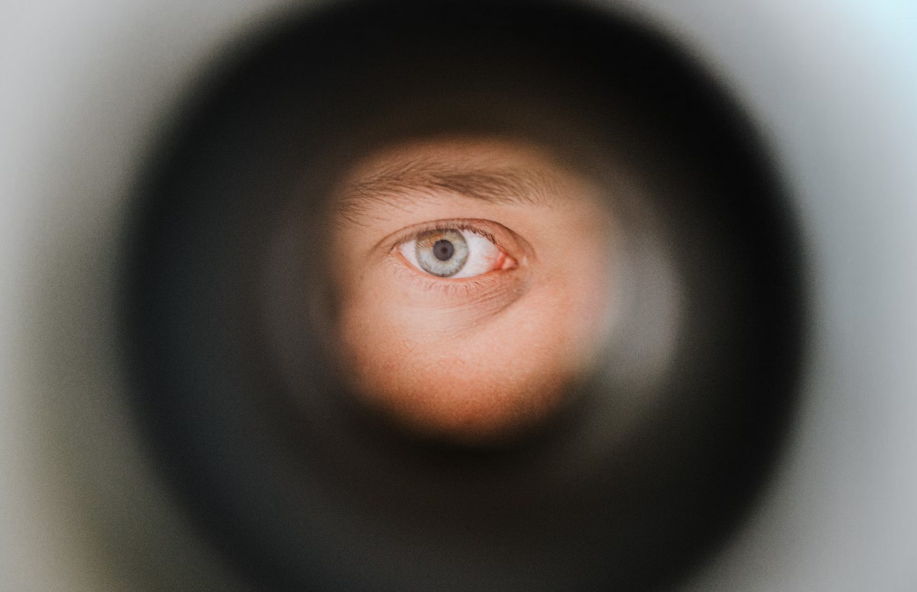 kijken oog gat geheim man