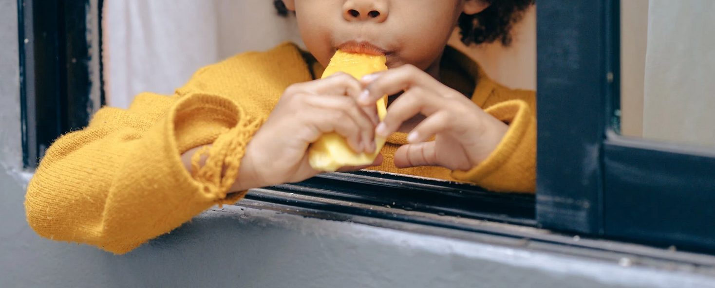 Bejaarde man lokt meisje (3) met mango’s en misbruikt haar genadeloos