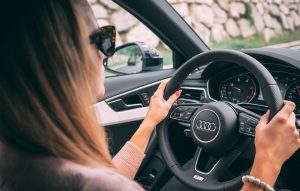 vrouw auto rijden audi stuur | GFC Nieuws