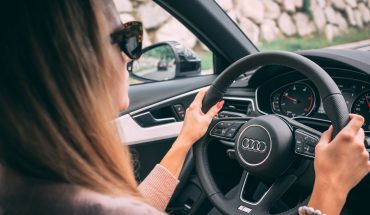 vrouw auto rijden audi stuur | GFC Nieuws