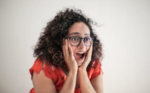 Verrast vrouw