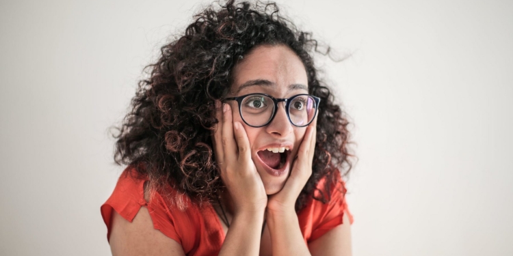 vrouw verrast schrikt