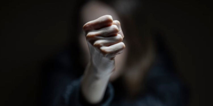 vrouw vuist boos
