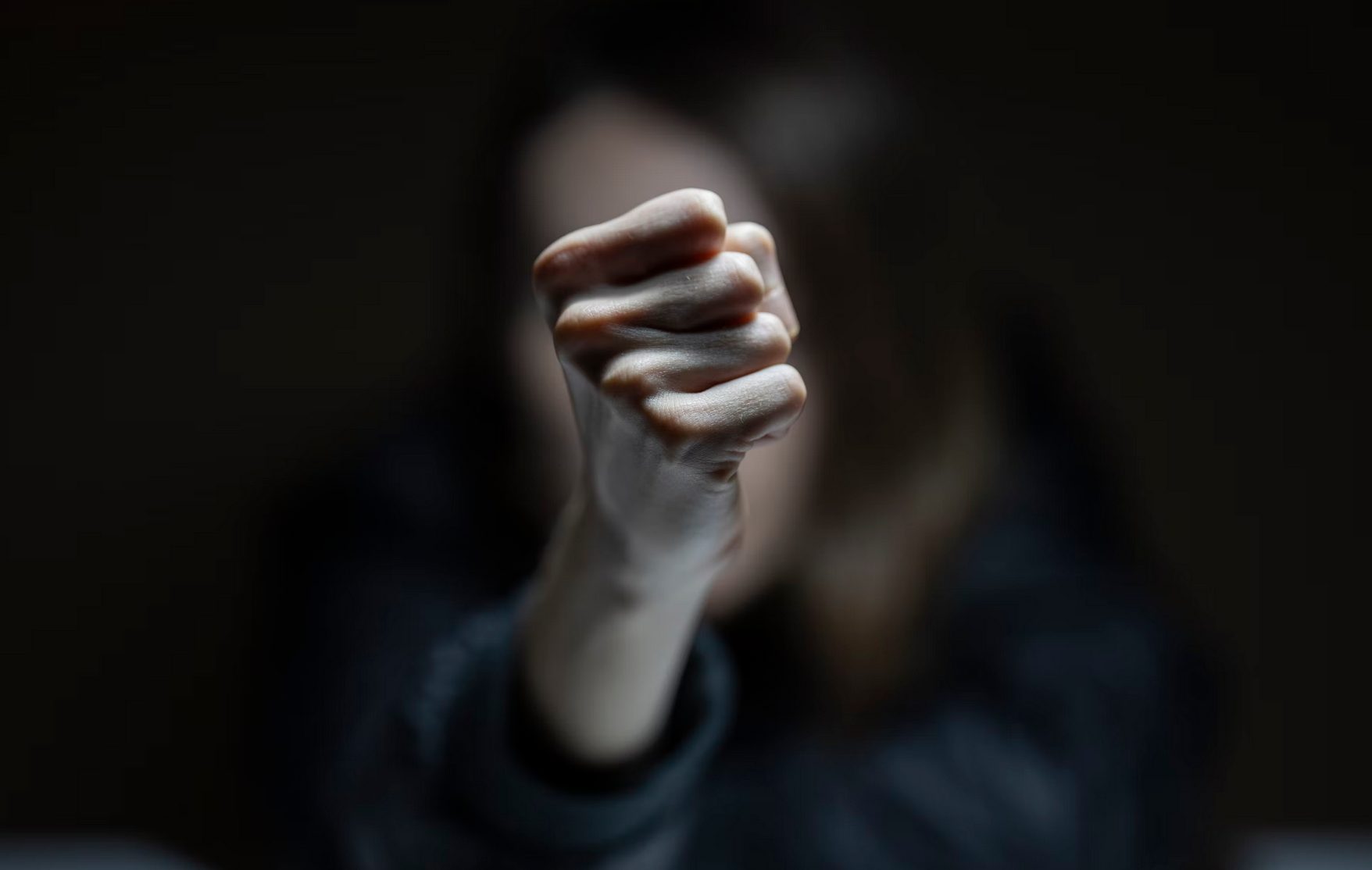 vrouw vuist boos
