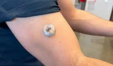 Draagbaar apparaat op de huid controleert continu glucose, alcohol en lactaat 20 Multi Tasking Microneedle Wearable Device 777x582 1 | GFC Nieuws