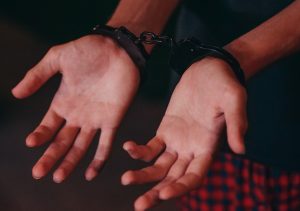 handboeien arrest aangehouden gevangenis politie handen