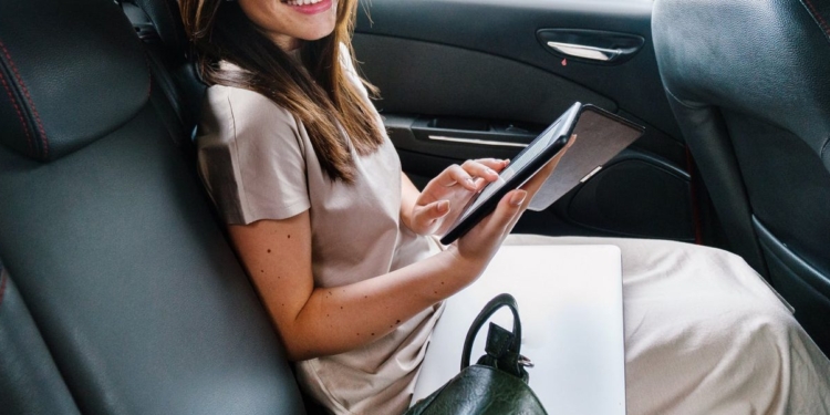 vrouw auto passagier