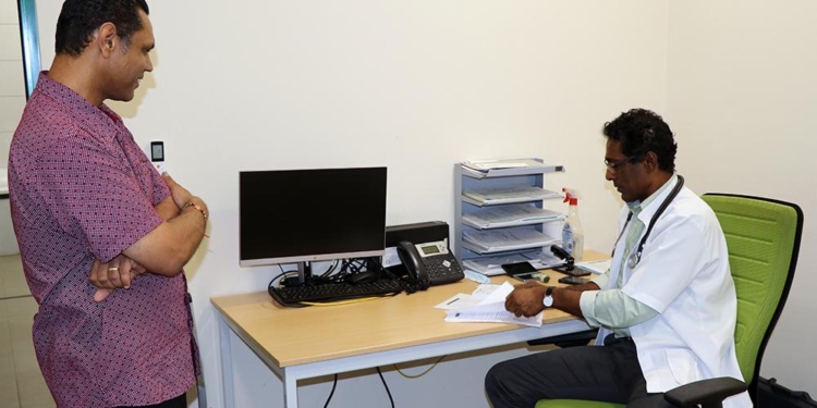 dew sharman en directeur volksgezondheid gajadar sukul