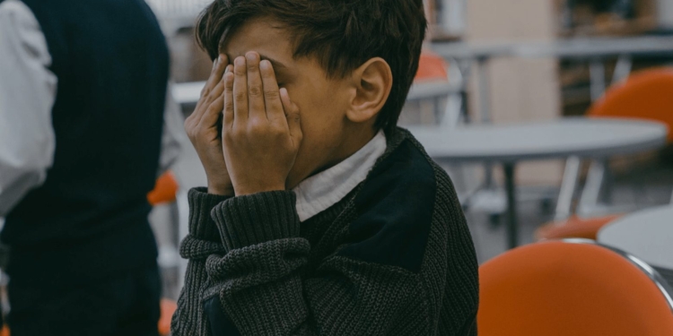 kind jongen misbruik mishandeling pesten