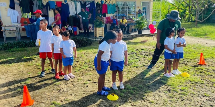 sportactiviteiten ros spelende kinderen