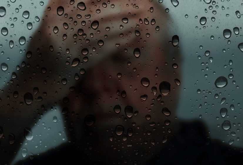 15- jarige zoon huilt om verdriet van zijn vader: Surinaamse vrouw krijgt schuld familiedrama