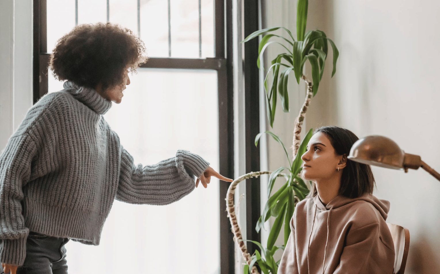 Moeder uit Paramaribo wilde mooie vrouw betalen om relatie ex-vriendin van haar zoon te ruïneren