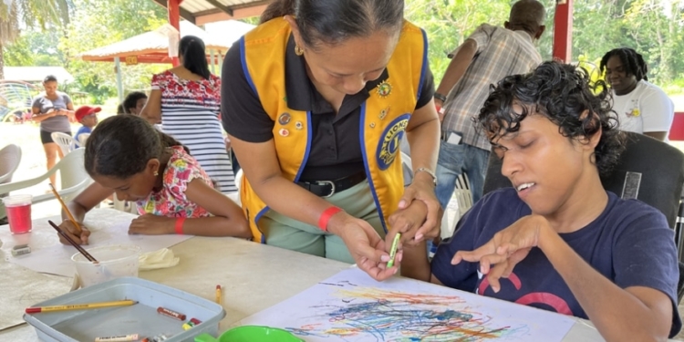 Schilder en tekendag kinderen met beperking Paramaribo Zoo