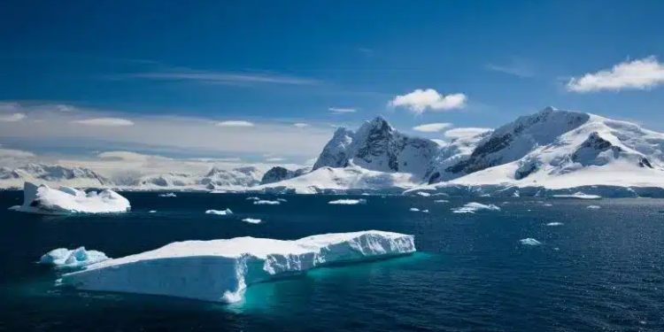 Tabular Iceberg Floating Within Paradise Harbour Antarctica 777x437 ijsberg