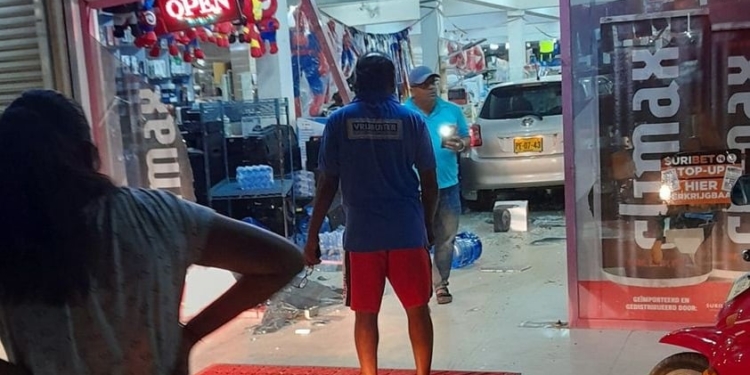 auto rijdt supermarkt binnen nickerie