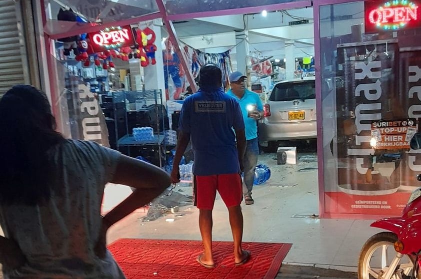 auto rijdt supermarkt binnen nickerie