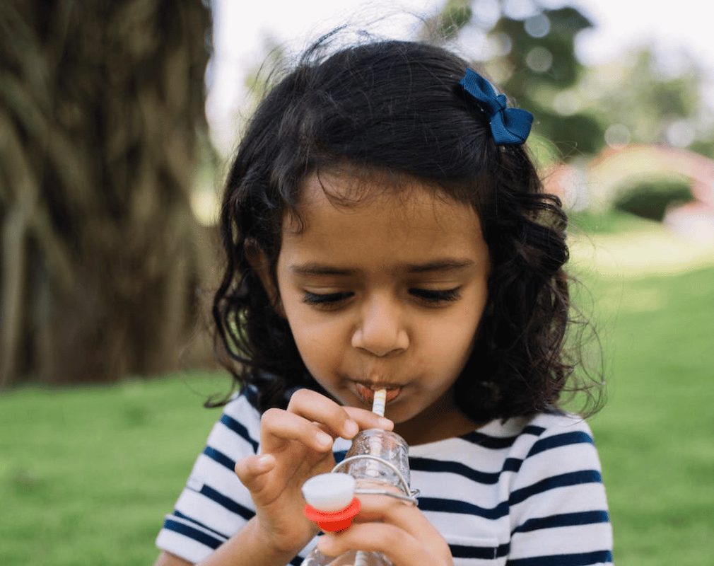 kind meisje drinken